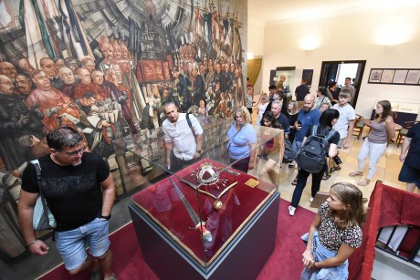 Székesfehérvár polgármestere kalauzolta a vendégeket szombaton a Nyitott Városházán